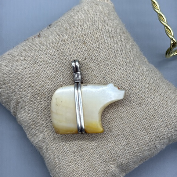 Zuni fetish carving of a bear made from mother-of-pearl shell. Charm - Picture 6 of 8